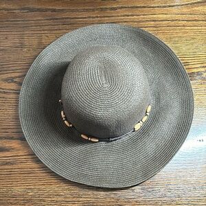 Brown sun hat with wooden beads detail